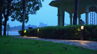 중국 새로운 디자인 방수 LED 램프 빛 및 LED 볼러드는 정원 훈장을 위해 점화합니다 협력 업체